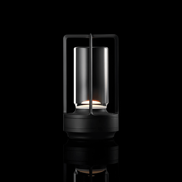 "Elegant vattentät bordslampa i metall med modern design, bärbar och dimbar, idealisk för inomhus- och utomhusbruk."