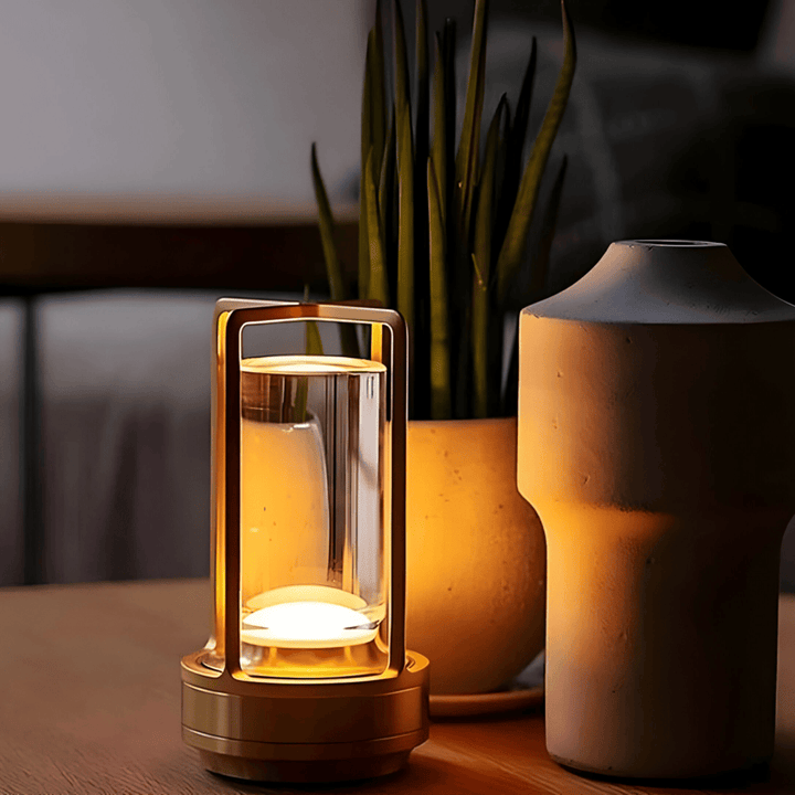 "Elegant vattentät bordslampa i metall med modern design, bärbar och dimbar, idealisk för inomhus- och utomhusbruk."