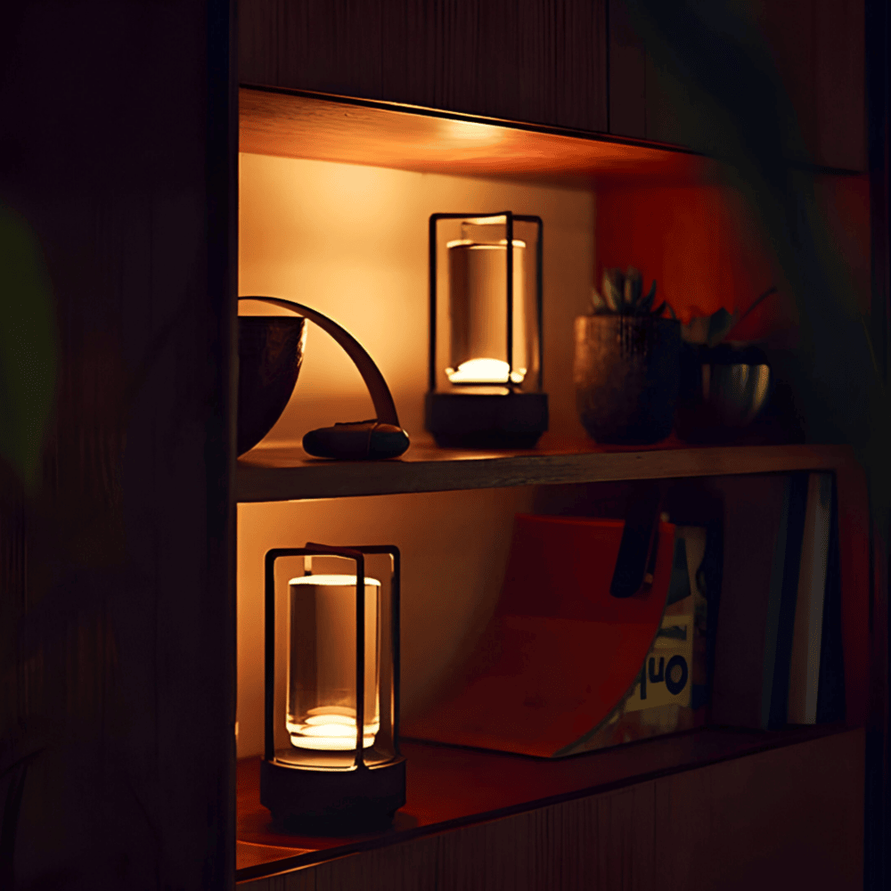 "Elegant vattentät bordslampa i metall med modern design, bärbar och dimbar, idealisk för inomhus- och utomhusbruk."