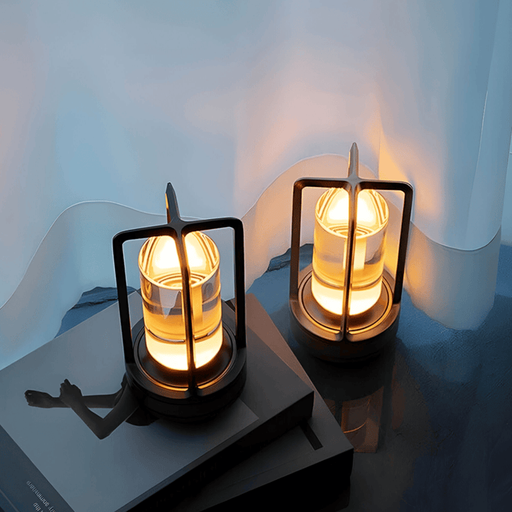 "Elegant vattentät bordslampa i metall med modern design, bärbar och dimbar, idealisk för inomhus- och utomhusbruk."