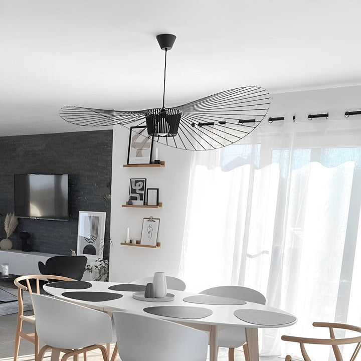 "Elegant Vertigo taklampa med slokhattdesign, modern stil i metall och glasfiber för hemmet."
