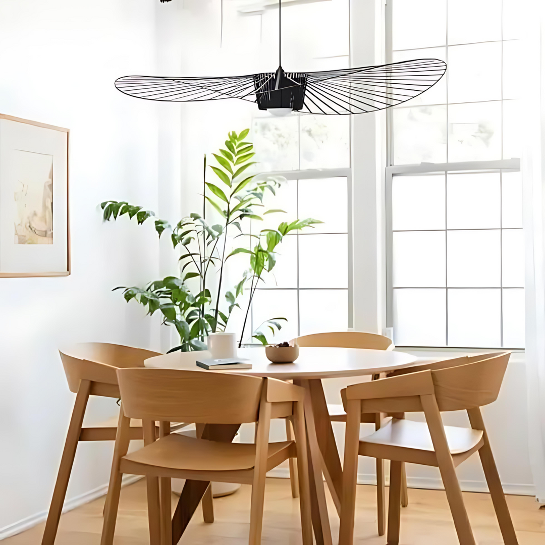 "Elegant Vertigo taklampa med slokhattdesign, modern stil i metall och glasfiber för hemmet."