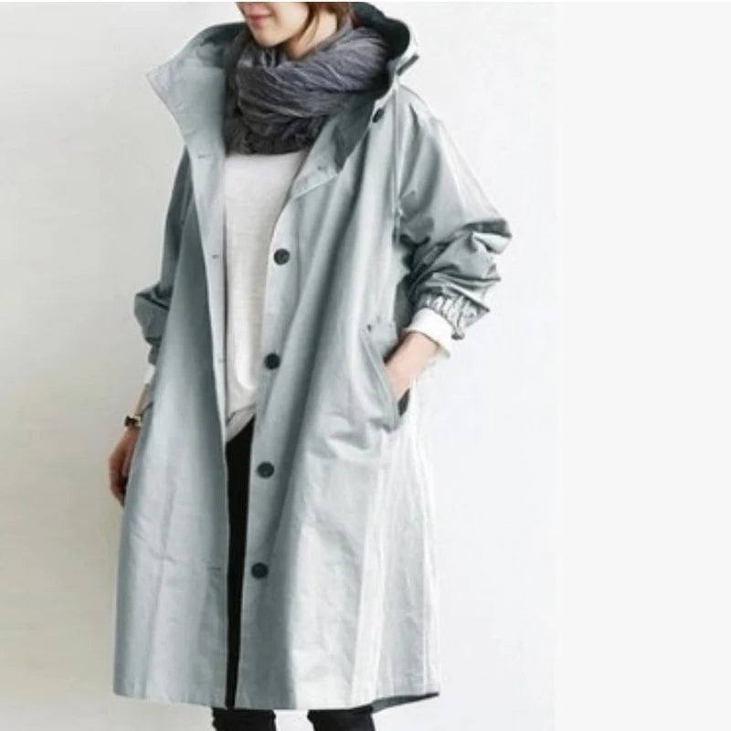 "Elegant vindresistent trenchcoat för kvinnor med justerbar passform. Perfekt för alla väder och stiliga tillfällen."