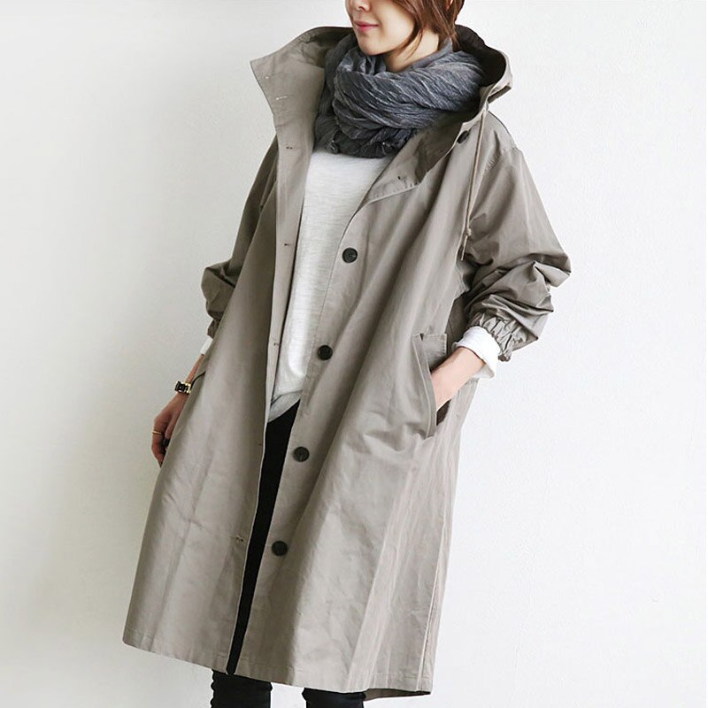 "Elegant vindresistent trenchcoat för kvinnor med justerbar passform. Perfekt för alla väder och stiliga tillfällen."