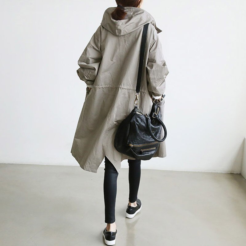 "Elegant vindresistent trenchcoat för kvinnor med justerbar passform. Perfekt för alla väder och stiliga tillfällen."