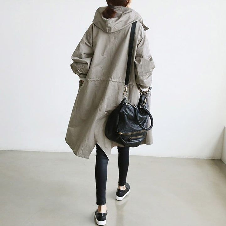 "Elegant vindresistent trenchcoat för kvinnor med justerbar passform. Perfekt för alla väder och stiliga tillfällen."
