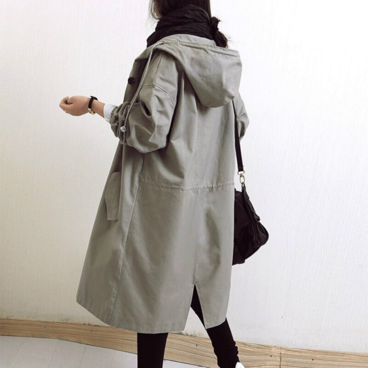 "Elegant vindresistent trenchcoat för kvinnor med justerbar passform. Perfekt för alla väder och stiliga tillfällen."