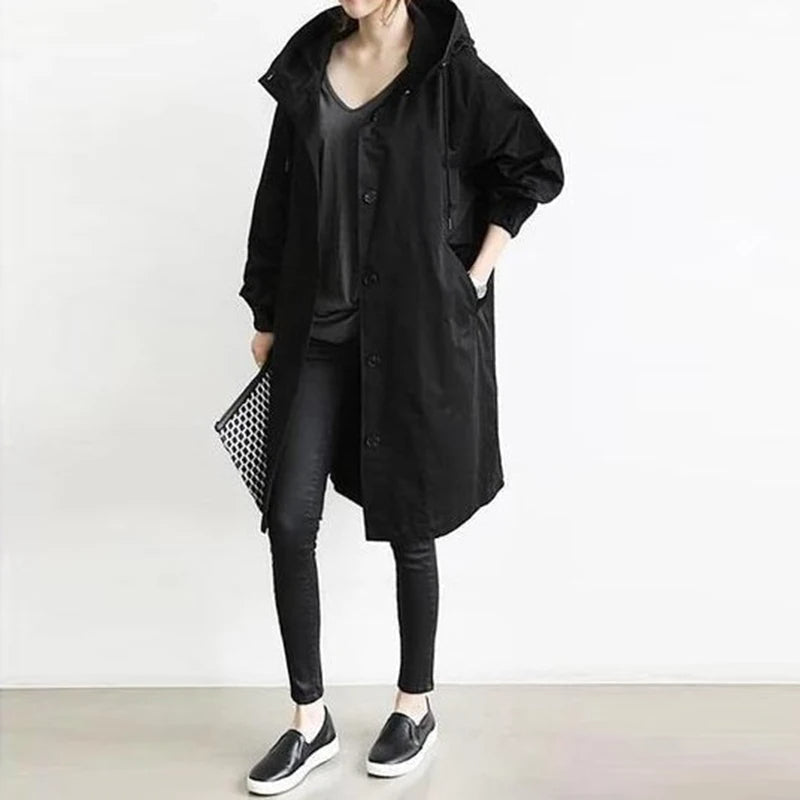 "Elegant vindresistent trenchcoat för kvinnor med justerbar passform. Perfekt för alla väder och stiliga tillfällen."