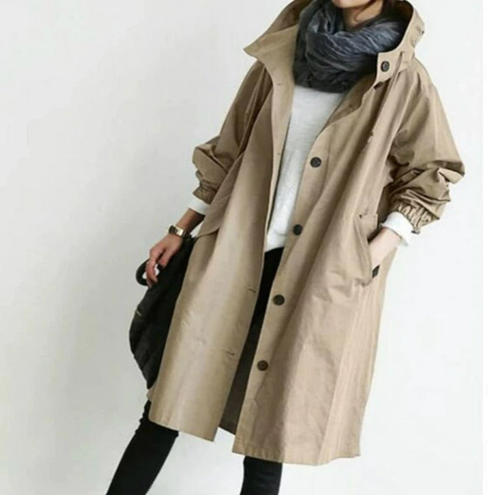 "Elegant vindresistent trenchcoat för kvinnor med justerbar passform. Perfekt för alla väder och stiliga tillfällen."