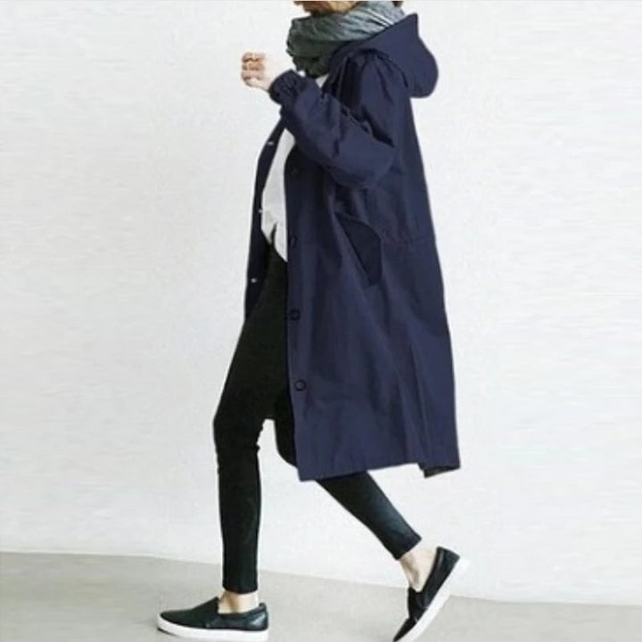 "Elegant vindresistent trenchcoat för kvinnor med justerbar passform. Perfekt för alla väder och stiliga tillfällen."
