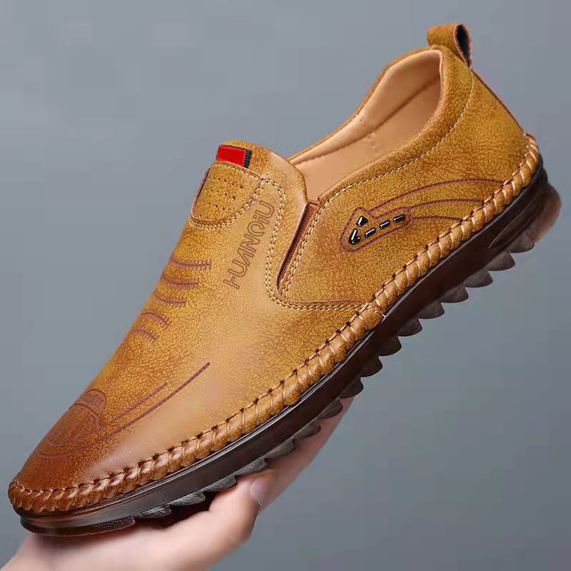 "Eleganta, andas skinnsneakers i svart med halkfri sula och vadderad innersula, perfekt för mäns vardagsstil."