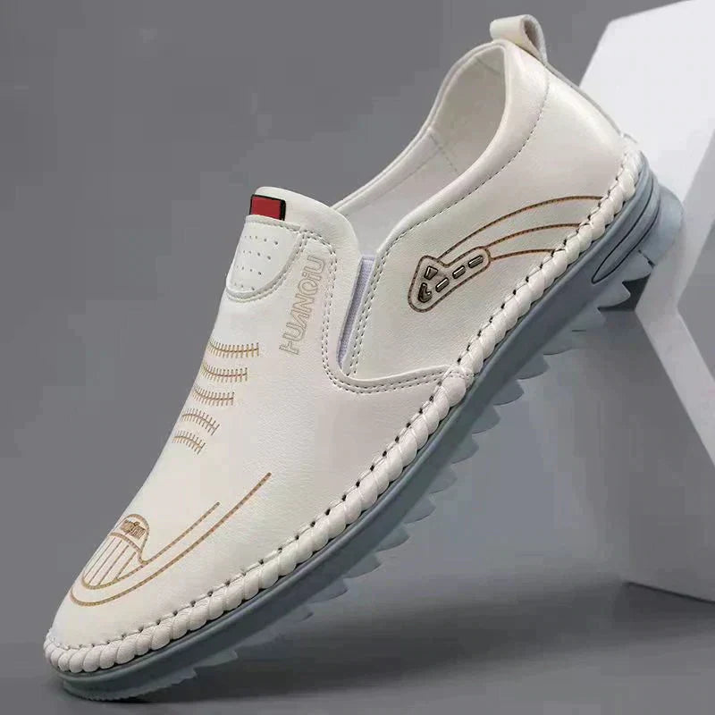 "Eleganta, andas skinnsneakers i svart med halkfri sula och vadderad innersula, perfekt för mäns vardagsstil."