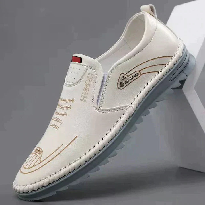 "Eleganta, andas skinnsneakers i svart med halkfri sula och vadderad innersula, perfekt för mäns vardagsstil."