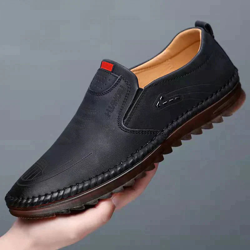 "Eleganta, andas skinnsneakers i svart med halkfri sula och vadderad innersula, perfekt för mäns vardagsstil."
