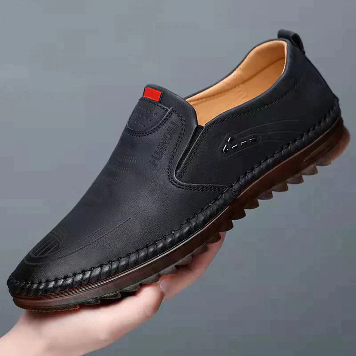 "Eleganta, andas skinnsneakers i svart med halkfri sula och vadderad innersula, perfekt för mäns vardagsstil."
