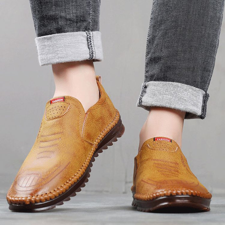 "Eleganta, andas skinnsneakers i svart med halkfri sula och vadderad innersula, perfekt för mäns vardagsstil."