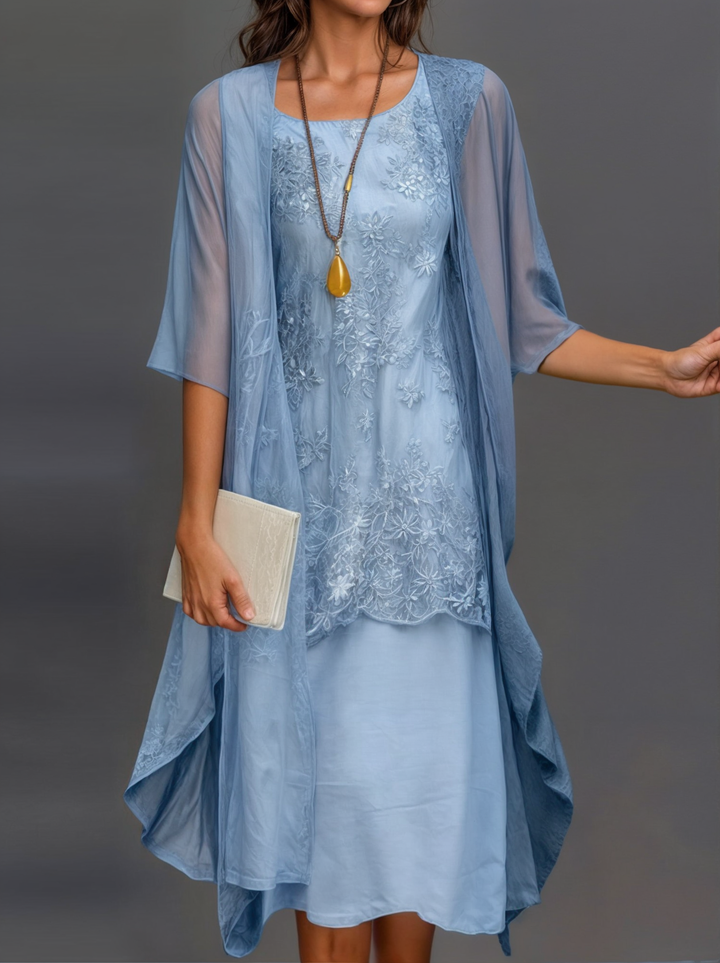 "Eleganta blommig klänning, vintage stil, A-line siluett, feminin design, perfekt för vårfest eller solig dag ute."