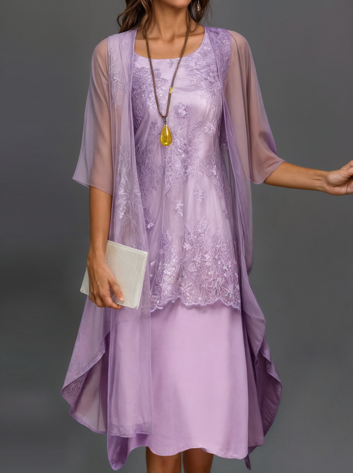 "Eleganta blommig klänning, vintage stil, A-line siluett, feminin design, perfekt för vårfest eller solig dag ute."
