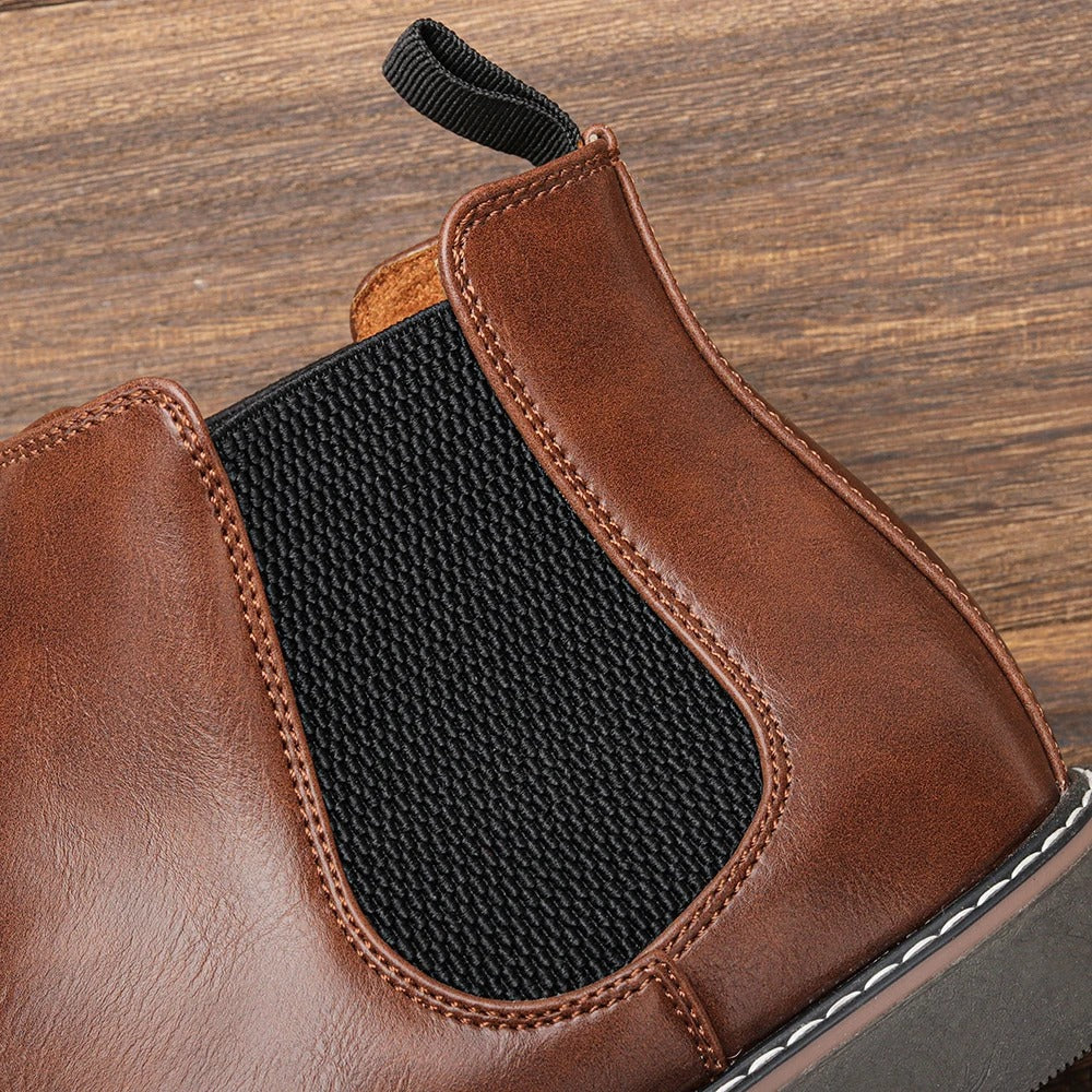 "Eleganta Chelsea-stövlar för män med slip-on design, elastiskt band och robust gummisula för komfort och stil."