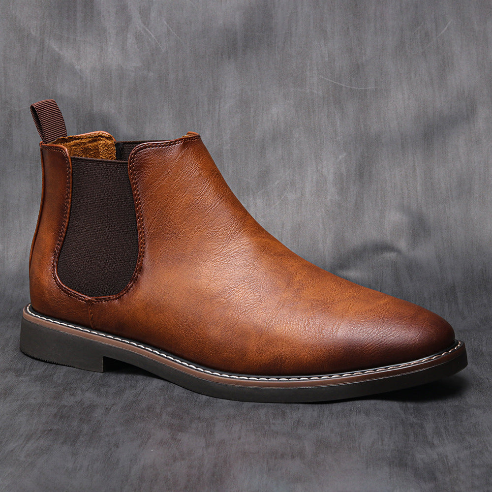 "Eleganta Chelsea-stövlar för män med slip-on design, elastiskt band och robust gummisula för komfort och stil."