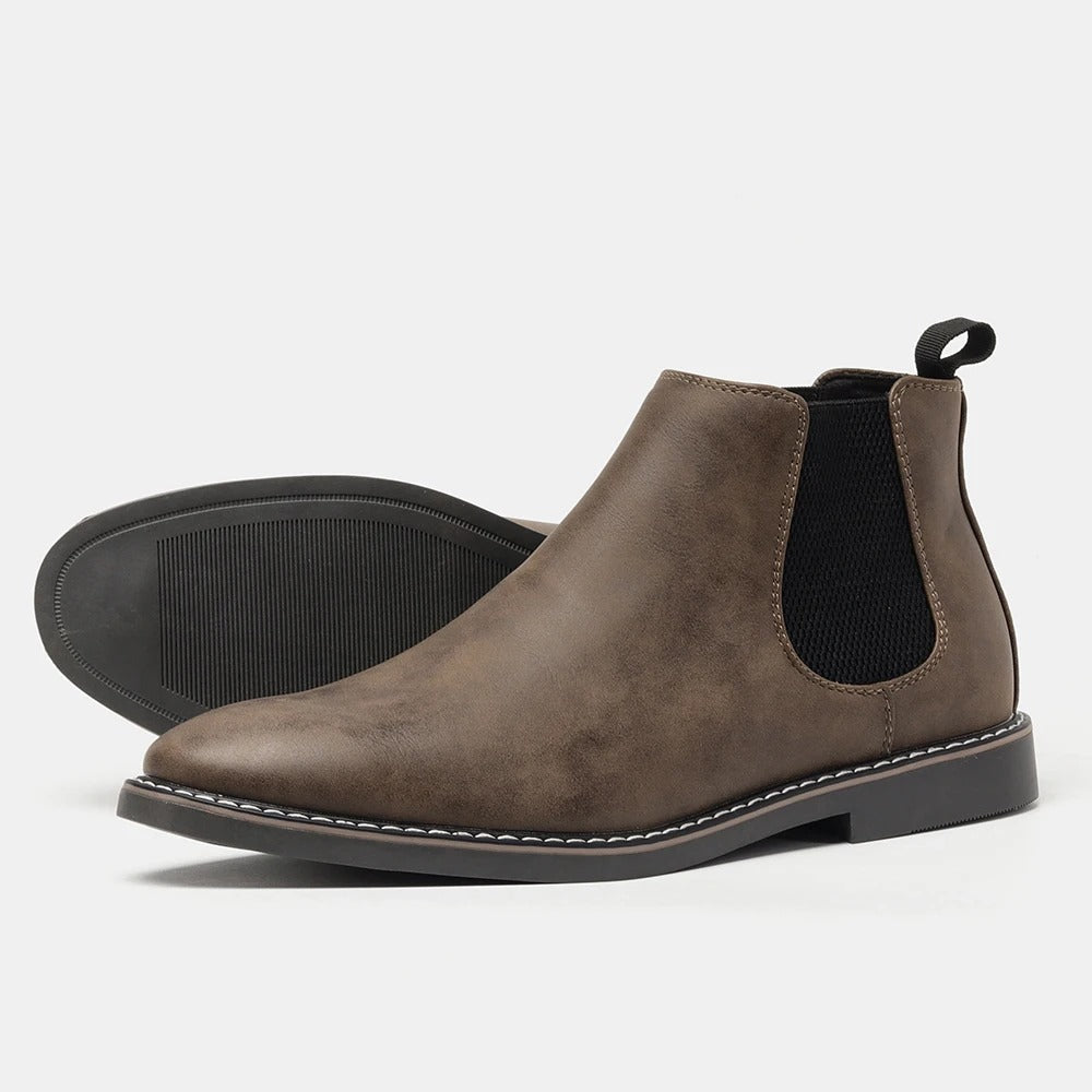 "Eleganta Chelsea-stövlar för män med slip-on design, elastiskt band och robust gummisula för komfort och stil."