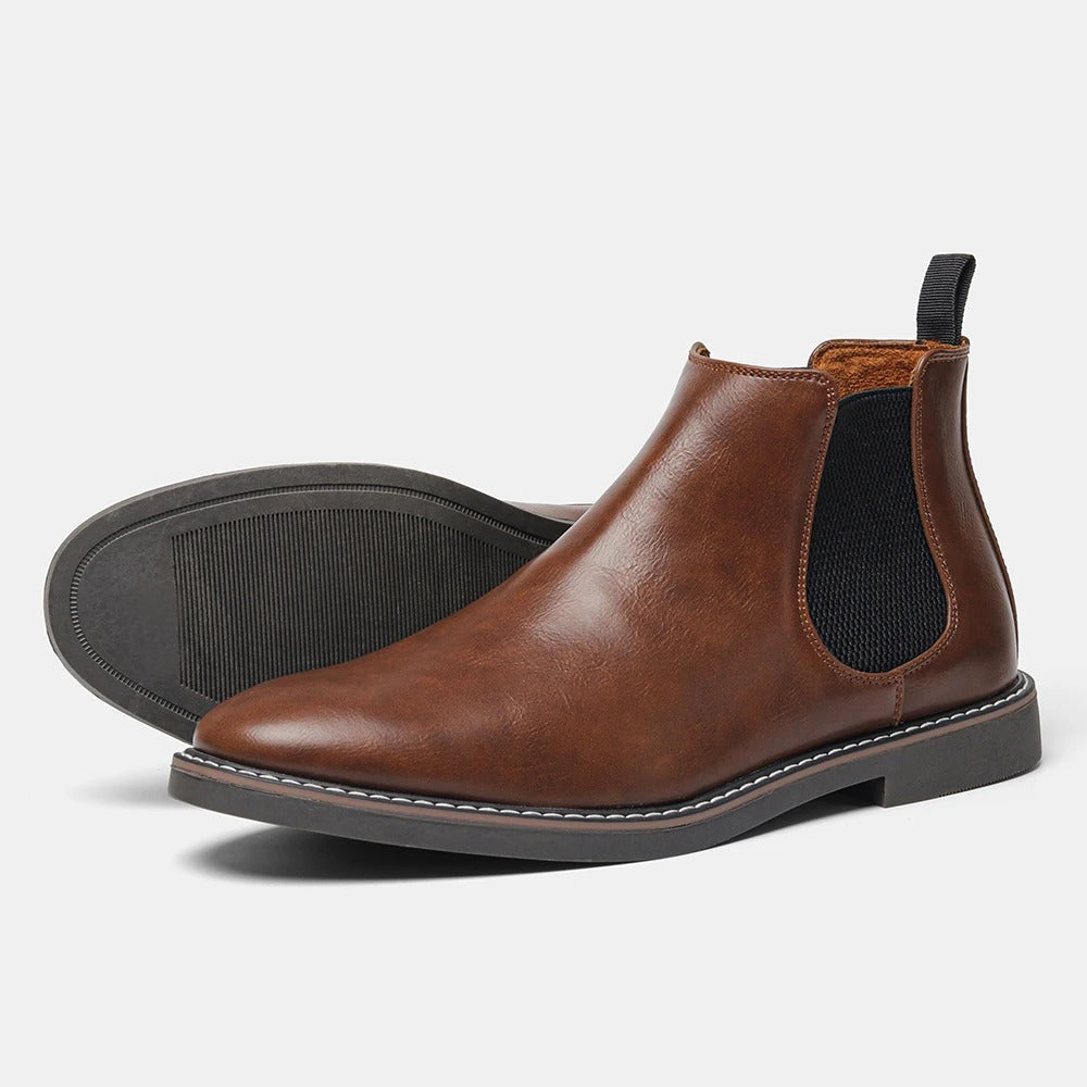 "Eleganta Chelsea-stövlar för män med slip-on design, elastiskt band och robust gummisula för komfort och stil."