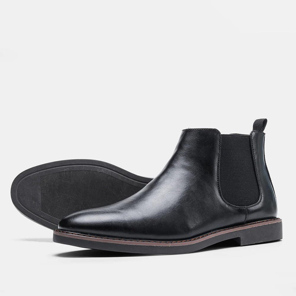 "Eleganta Chelsea-stövlar för män med slip-on design, elastiskt band och robust gummisula för komfort och stil."