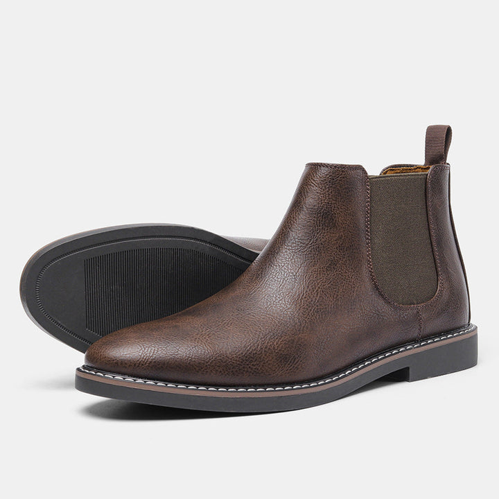 "Eleganta Chelsea-stövlar för män med slip-on design, elastiskt band och robust gummisula för komfort och stil."