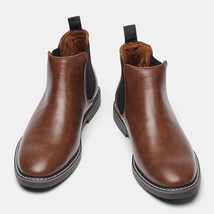 "Eleganta Chelsea-stövlar för män med slip-on design, elastiskt band och robust gummisula för komfort och stil."