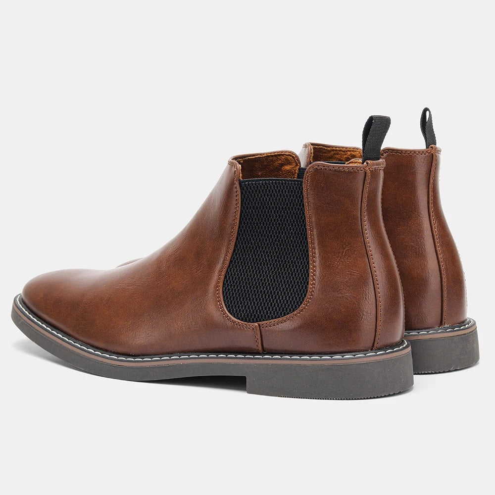 "Eleganta Chelsea-stövlar för män med slip-on design, elastiskt band och robust gummisula för komfort och stil."