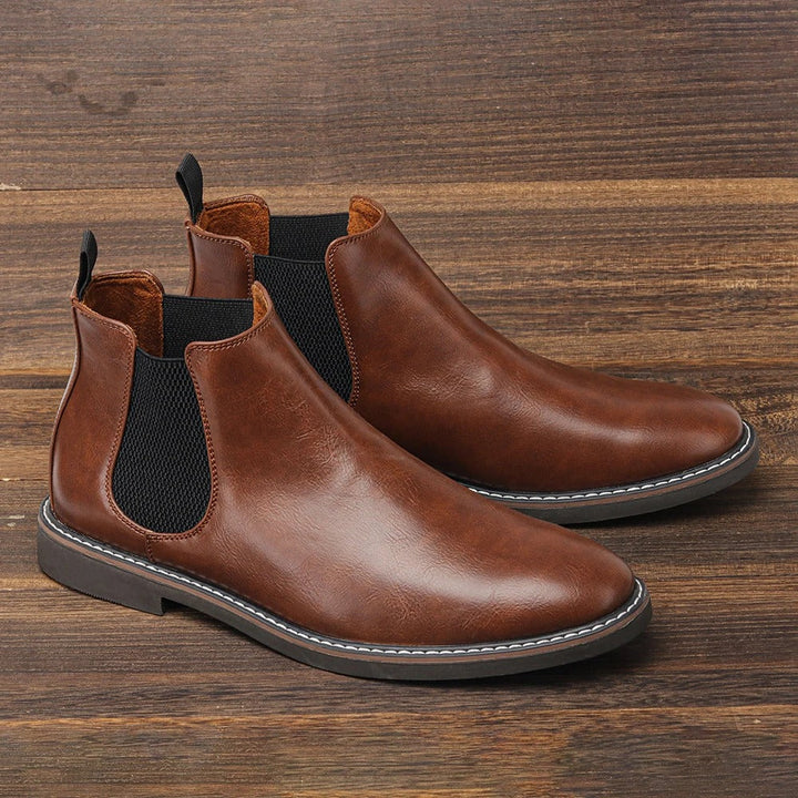 "Eleganta Chelsea-stövlar för män med slip-on design, elastiskt band och robust gummisula för komfort och stil."