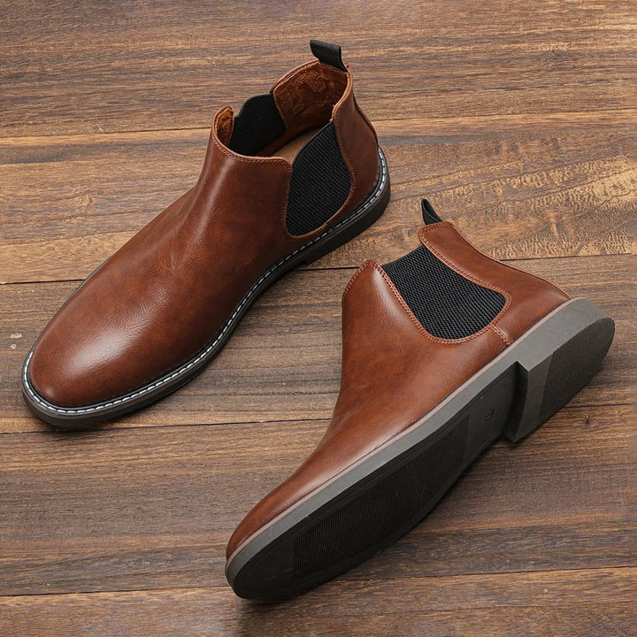 "Eleganta Chelsea-stövlar för män med slip-on design, elastiskt band och robust gummisula för komfort och stil."