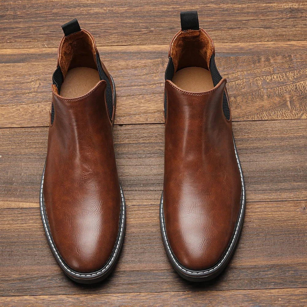 "Eleganta Chelsea-stövlar för män med slip-on design, elastiskt band och robust gummisula för komfort och stil."