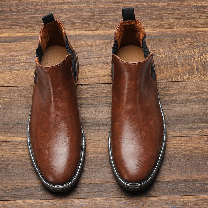 "Eleganta Chelsea-stövlar för män med slip-on design, elastiskt band och robust gummisula för komfort och stil."