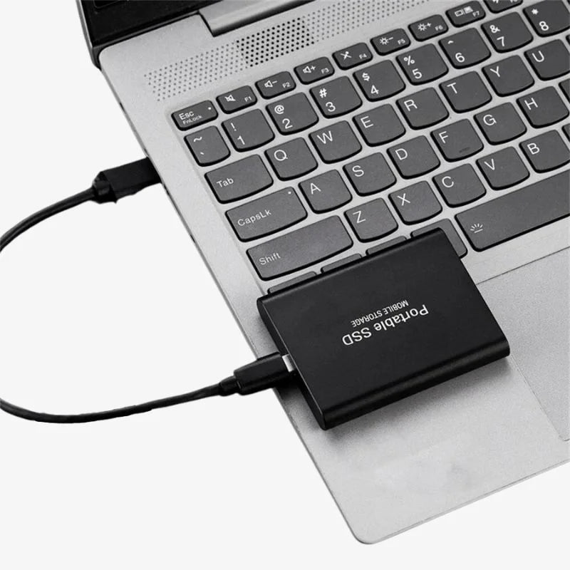 "Eleganta, extern SSD i aluminium för snabb dataöverföring, 1-16TB kapacitet, finns i blå, guld, röd, svart."