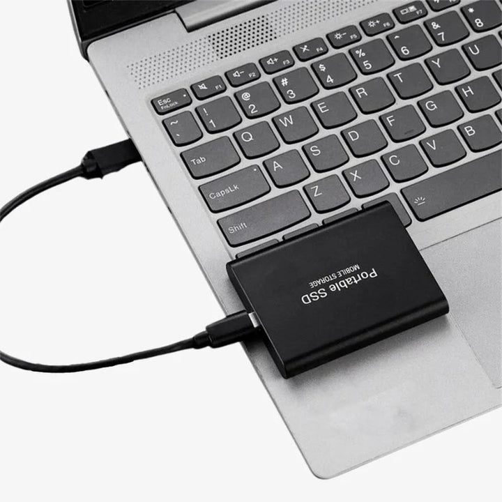"Eleganta, extern SSD i aluminium för snabb dataöverföring, 1-16TB kapacitet, finns i blå, guld, röd, svart."