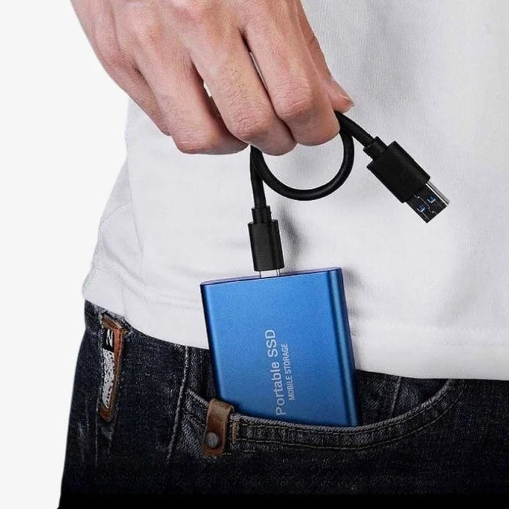 "Eleganta, extern SSD i aluminium för snabb dataöverföring, 1-16TB kapacitet, finns i blå, guld, röd, svart."