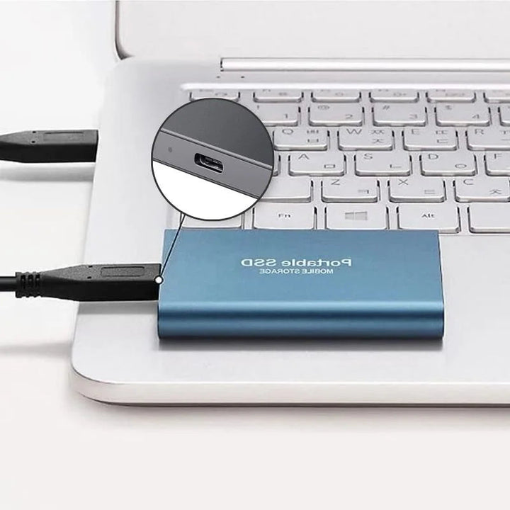 "Eleganta, extern SSD i aluminium för snabb dataöverföring, 1-16TB kapacitet, finns i blå, guld, röd, svart."