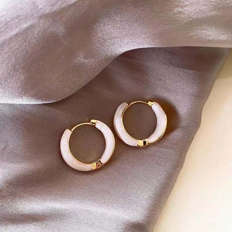 "Eleganta hoops-örhängen i koppar, skimrande och tidlös design, perfekta som kvinnors accessoarer vid alla tillfällen."