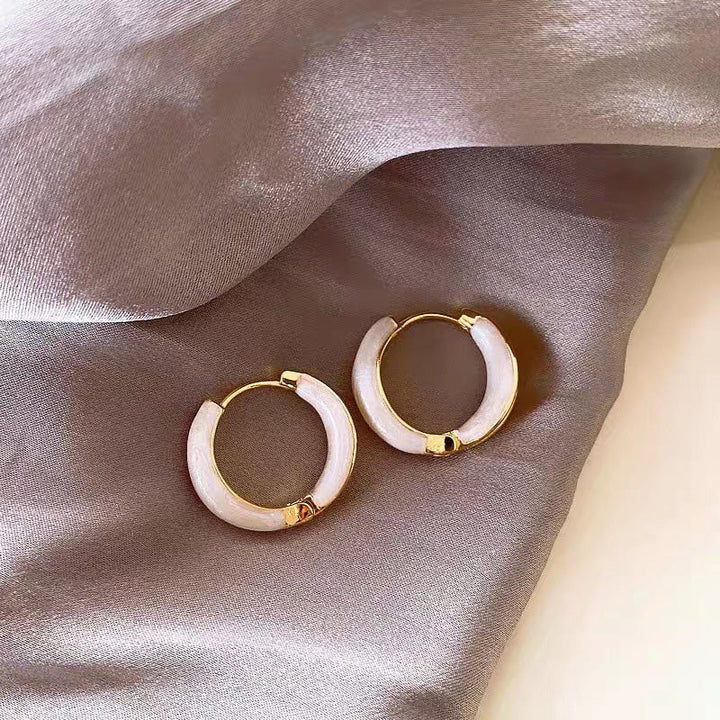 "Eleganta hoops-örhängen i koppar, skimrande och tidlös design, perfekta som kvinnors accessoarer vid alla tillfällen."