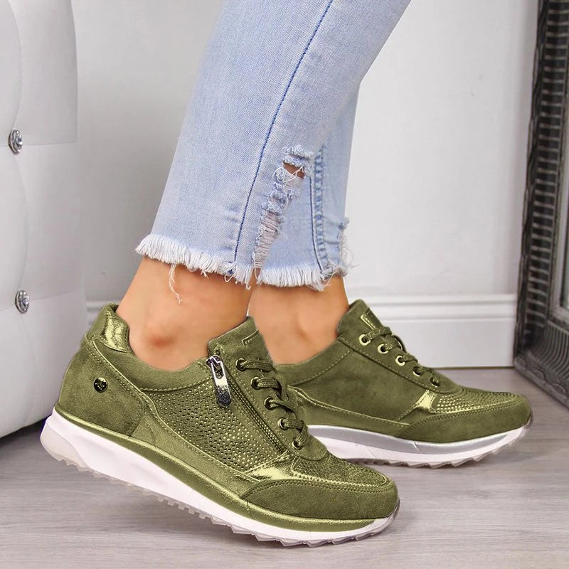 "Eleganta kvinnors mocka sneakers i blå, grå, grön och khaki; avslappnad stil perfekt för vardagsbruk."