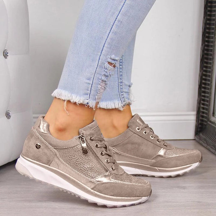 "Eleganta kvinnors mocka sneakers i blå, grå, grön och khaki; avslappnad stil perfekt för vardagsbruk."