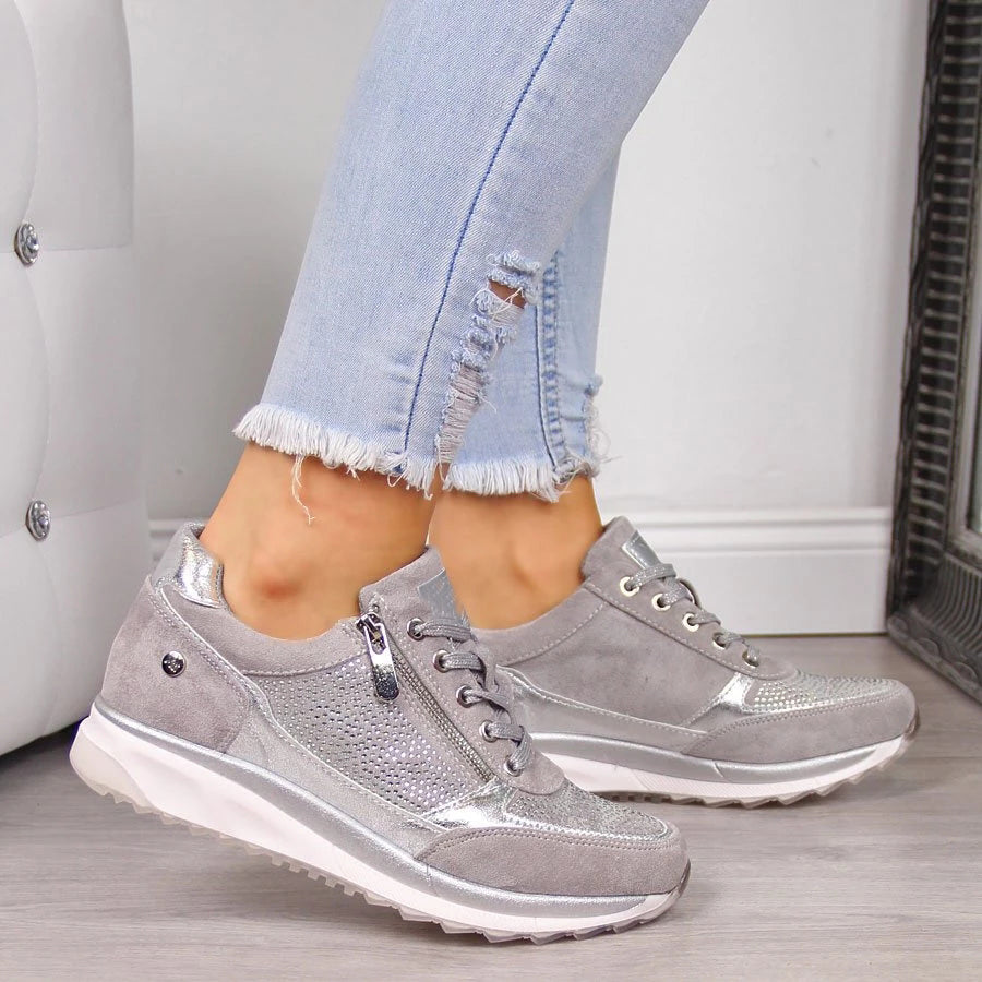 "Eleganta kvinnors mocka sneakers i blå, grå, grön och khaki; avslappnad stil perfekt för vardagsbruk."