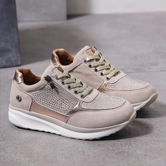 "Eleganta kvinnors mocka sneakers i blå, grå, grön och khaki; avslappnad stil perfekt för vardagsbruk."