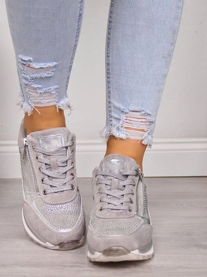 "Eleganta kvinnors mocka sneakers i blå, grå, grön och khaki; avslappnad stil perfekt för vardagsbruk."