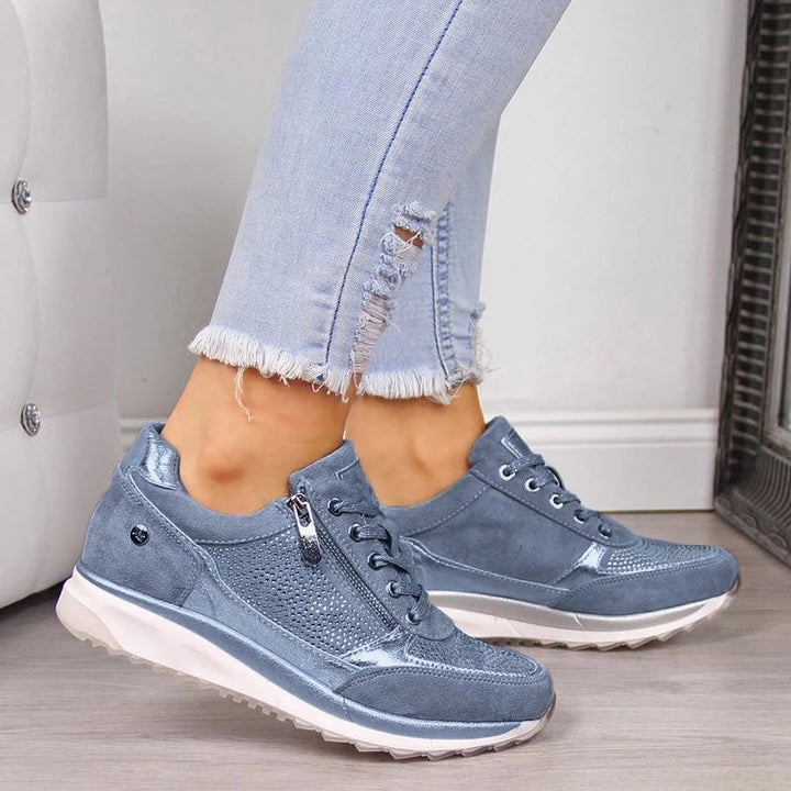 "Eleganta kvinnors mocka sneakers i blå, grå, grön och khaki; avslappnad stil perfekt för vardagsbruk."