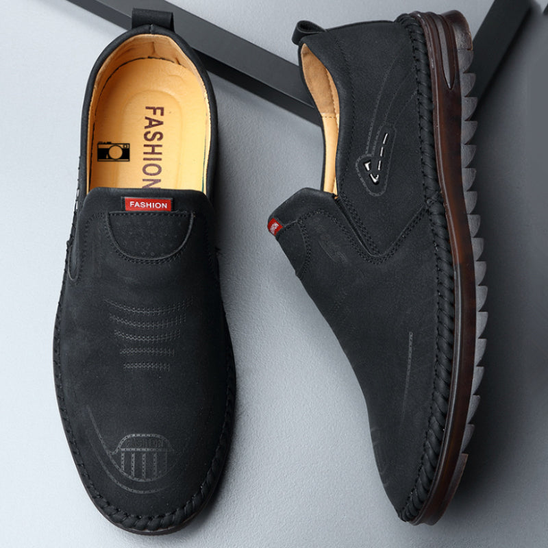 "Eleganta mäns skinnsandaler med mjuk sula, i somrig design med andningsbart foder, perfekta för varma dagar."