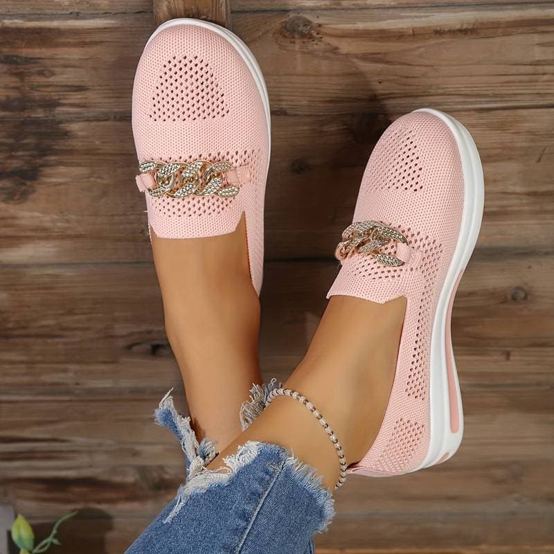 "Eleganta Samira Slip-On Sneakers med guld kedja, rosa färg, andningsbart material och vit sula, sidovy."