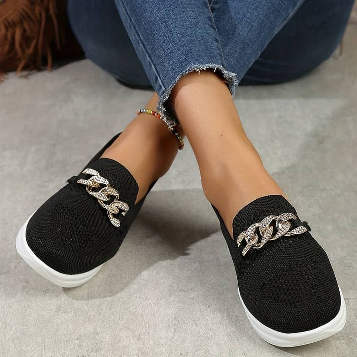 "Eleganta Samira Slip-On Sneakers med guld kedja, rosa färg, andningsbart material och vit sula, sidovy."