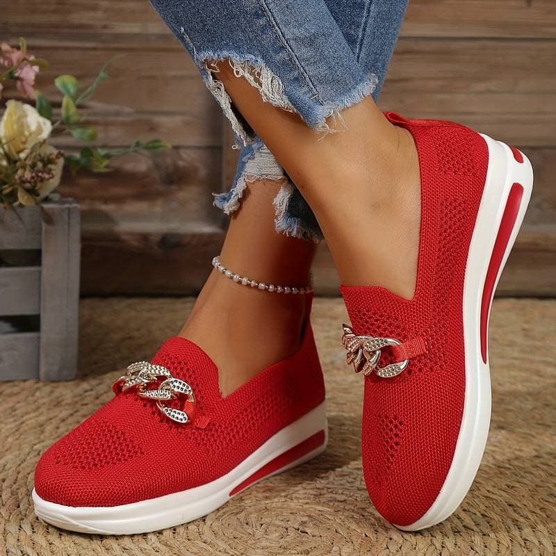 "Eleganta Samira Slip-On Sneakers med guld kedja, rosa färg, andningsbart material och vit sula, sidovy."